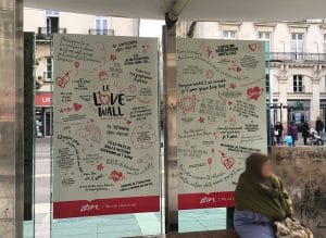 Love wall - station commerce Cours des 50 otages