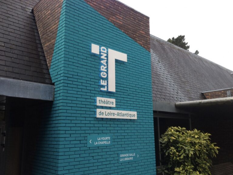 Enseigne extérieure du théâtre Le Grand T à Nantes, réalisation Ad'Hoc Media