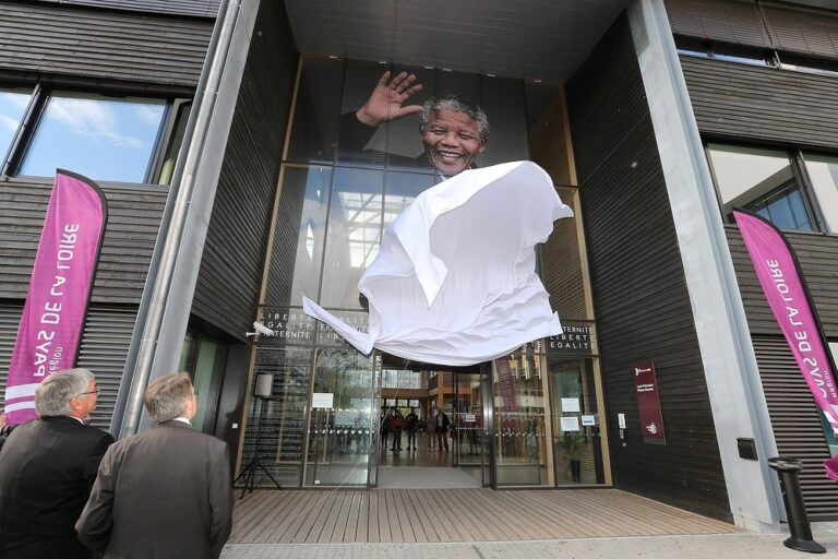 Vitrophanie monumentale micro-perforée pour la Région Pays de la Loire à Nantes