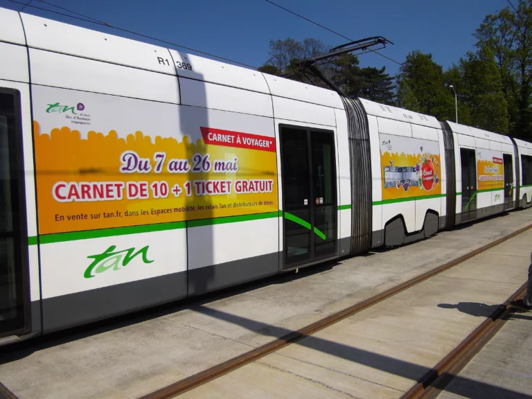 Habillage complet d'un tramway du réseau TAN à Nantes, réalisation Ad'Hoc Media