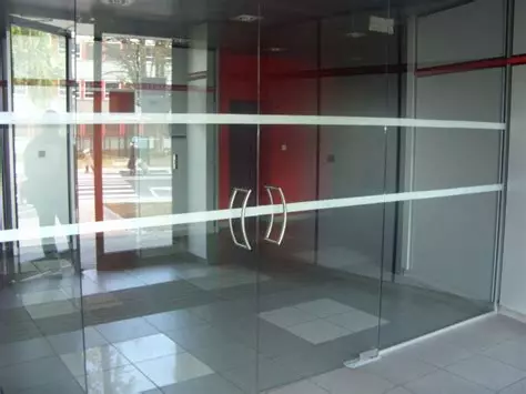 Repérage d'une paroi vitrée par deux bandes de sécurité pour l'accessibilité ERP, réalisation Ad'Hoc Media
