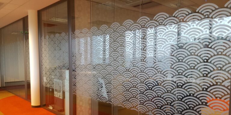Vitrophanie dépolie à motif d'écailles sur les cloisons vitrées d'un bureau, Ad'Hoc Media