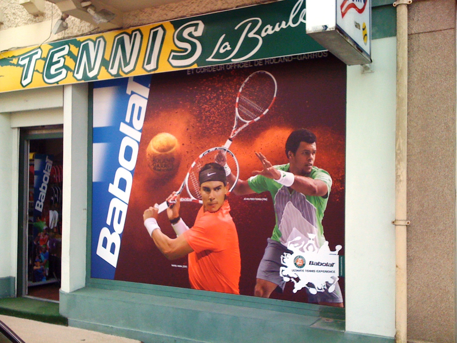 Vitrophanie imprimée pleine couleur Babolat sur la vitrine d'un magasin de sport
