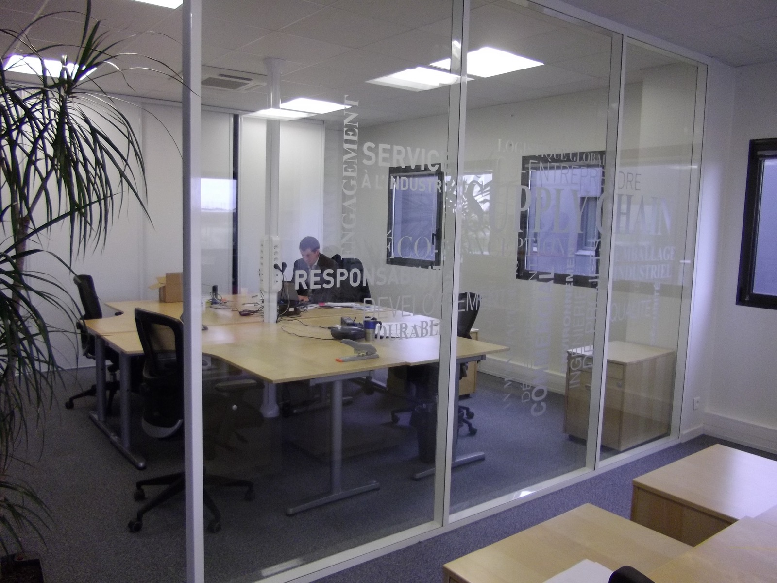 Cloison vitrée de salle de réunion habillée d'un lettrage adhésif dépoli, réalisation Ad'Hoc Media
