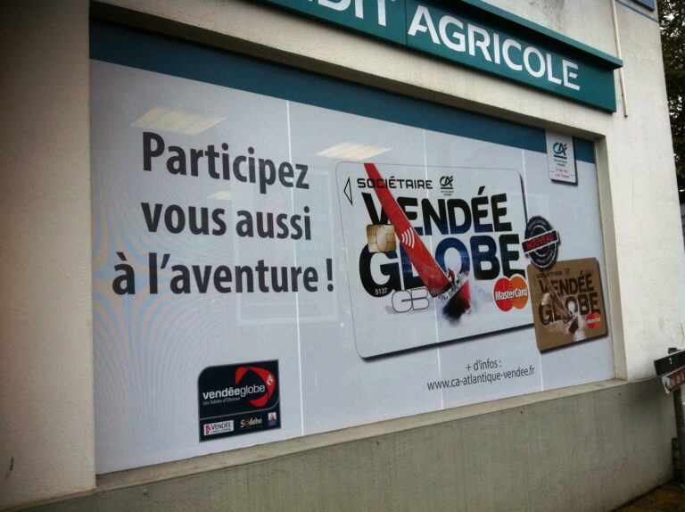 Vitrophanie micro-perforée one way vision sur la vitrine d'un commerce, Ad'Hoc Media