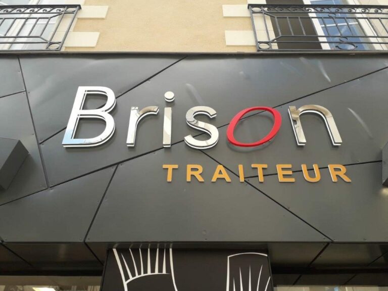 Enseigne en lettres relief lumineuses posée en façade par Ad'Hoc Media