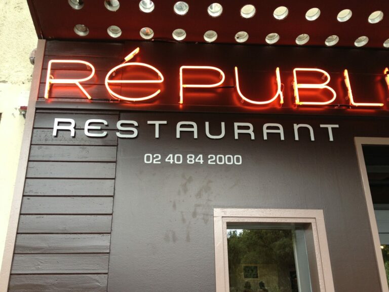 Enseigne au rendu néon rouge sur devanture de restaurant, réalisation Ad'Hoc Media