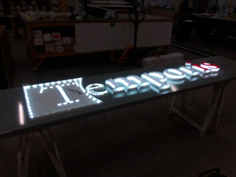 Lettres relief à modules LED en fabrication dans l'atelier Ad'Hoc Media à Nantes