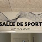 Signalétique trilingue français anglais breton à la Maison des Skippers de Lorient, réalisation Ad'Hoc Media