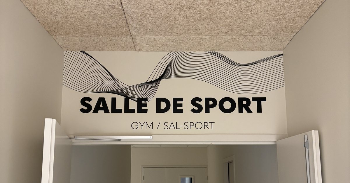 Signalétique trilingue français anglais breton à la Maison des Skippers de Lorient, réalisation Ad'Hoc Media