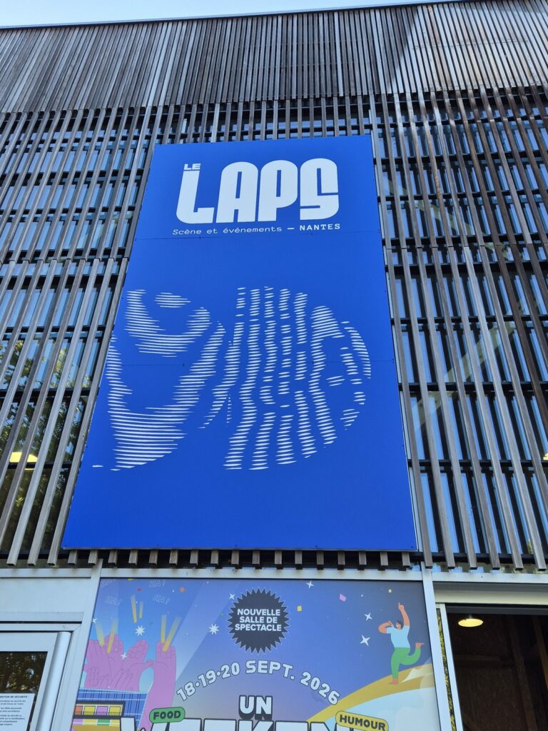Enseigne de façade Le Laps Scène et événements en toile tendue, signalétique extérieure Ad'Hoc Media