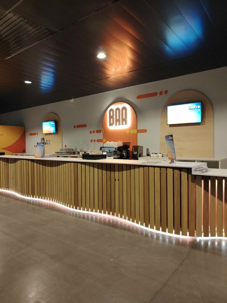 Espace bar du Laps à Nantes avec son enseigne lumineuse et son décor mural, signalétique intérieure Ad'Hoc Media
