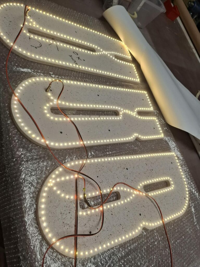 Lettres B A R découpées dans le Malàkio et équipées de ruban LED zigzag à l'atelier Ad'Hoc Media à Nantes