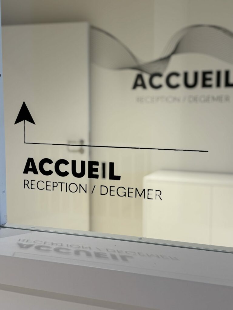 Signalétique d'accueil trilingue français anglais breton à la Maison des Skippers de Lorient, réalisation Ad'Hoc Media