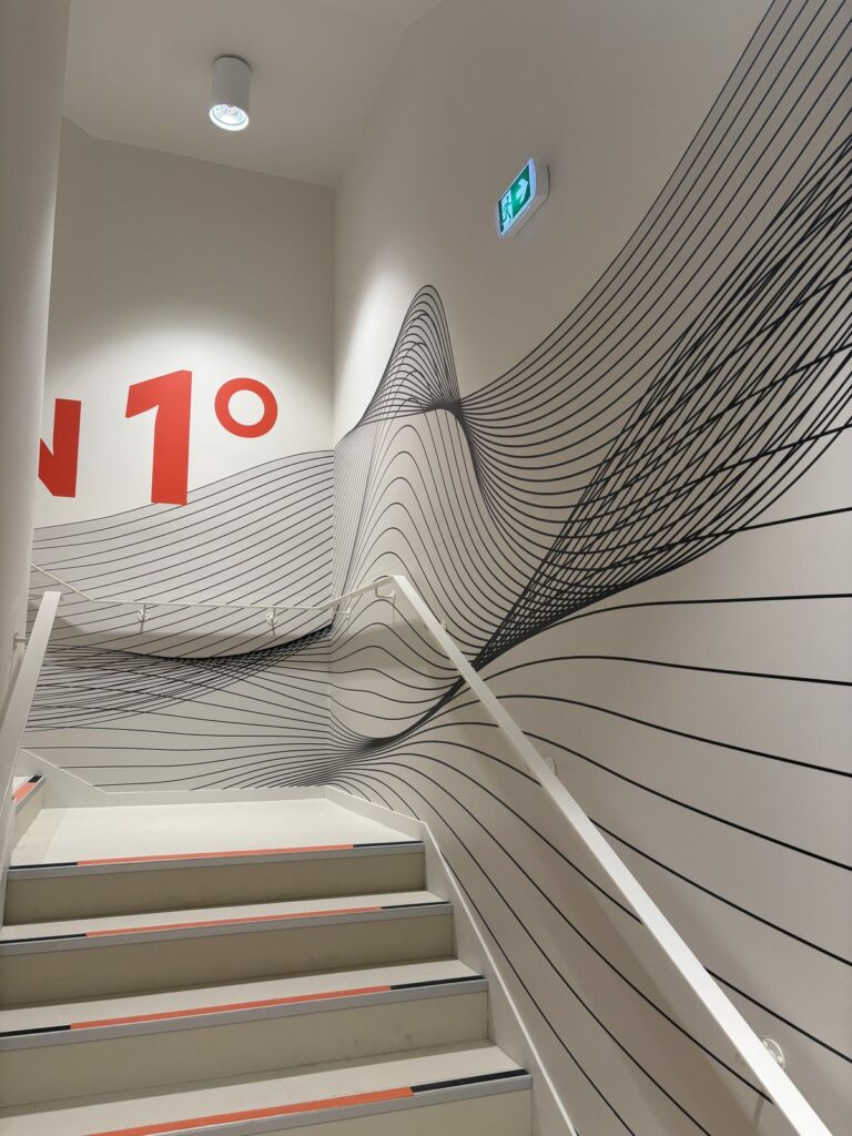 Numéro d'étage et motif de lignes en cage d'escalier de la Maison des Skippers à Lorient, réalisation Ad'Hoc Media