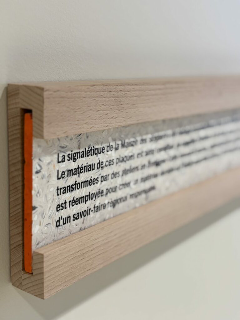 Plaque de signalétique en matériau recyclé encadrée de bois, Maison des Skippers à Lorient, réalisation Ad'Hoc Media