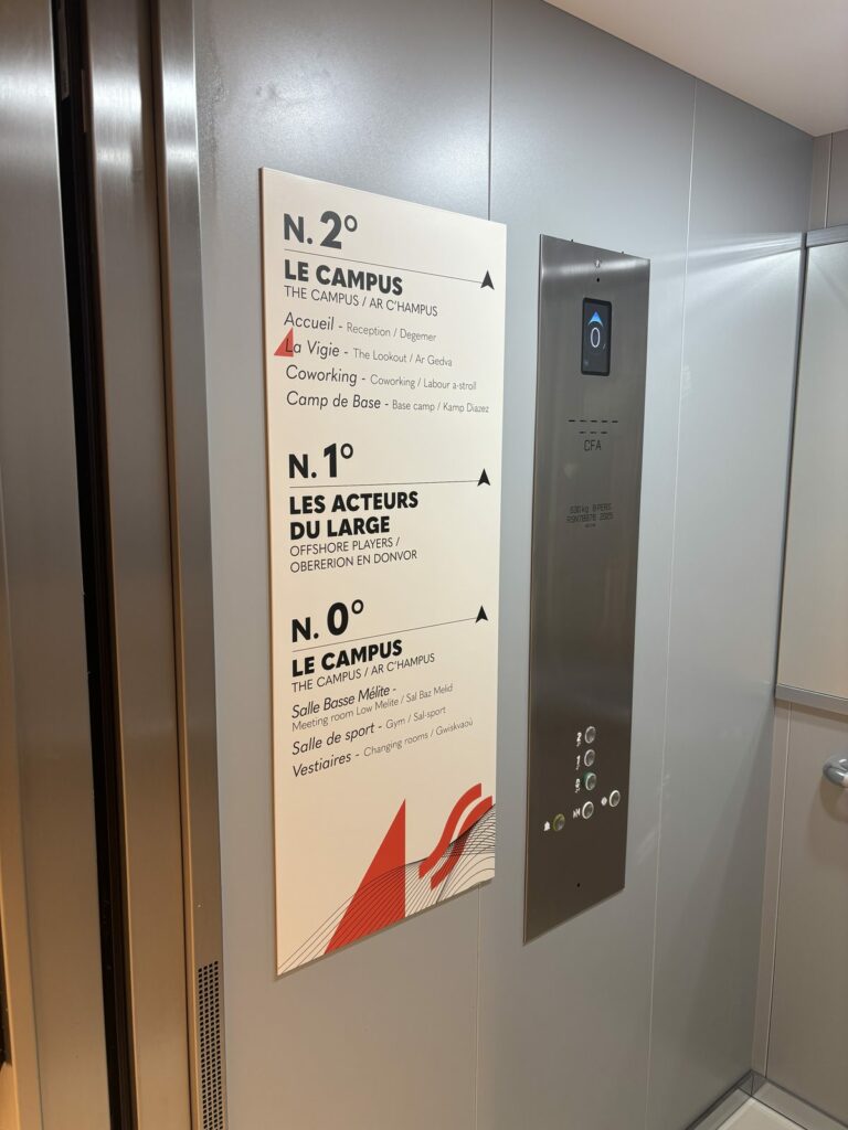 Répertoire d'étages trilingue français anglais breton en cabine d'ascenseur, Maison des Skippers à Lorient