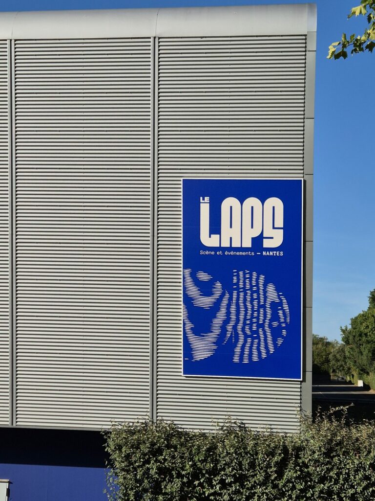 Panneau de signalétique extérieure Le Laps posé sur le bardage du Parc des Expositions de Nantes