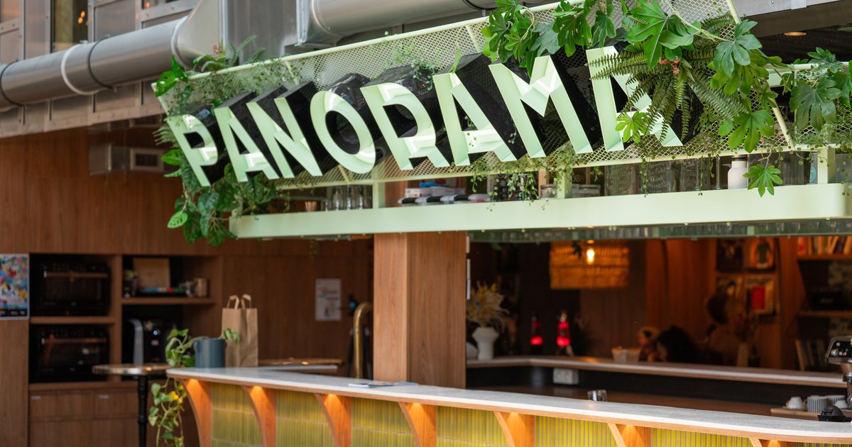 Enseigne intérieure en lettres découpées dans un espace de restauration, réalisation Ad'Hoc Media