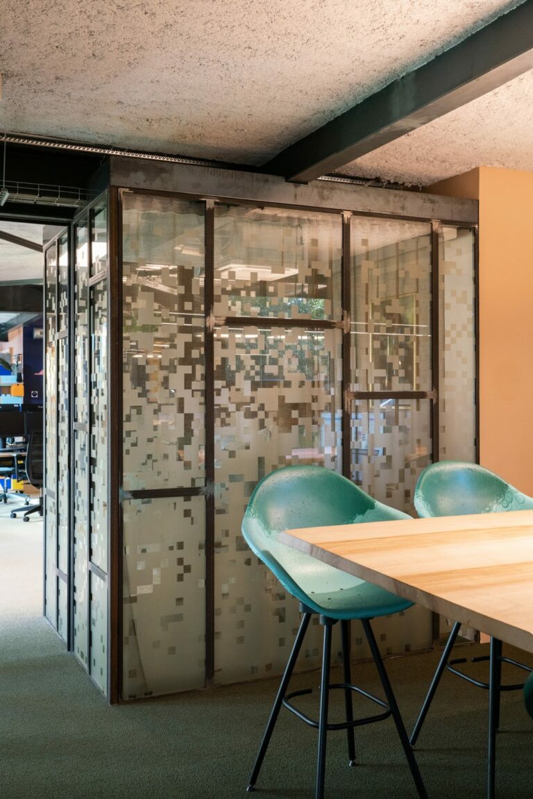 Vitrophanie à motifs sur la cloison vitrée d'une salle de réunion, réalisation Ad'Hoc Media