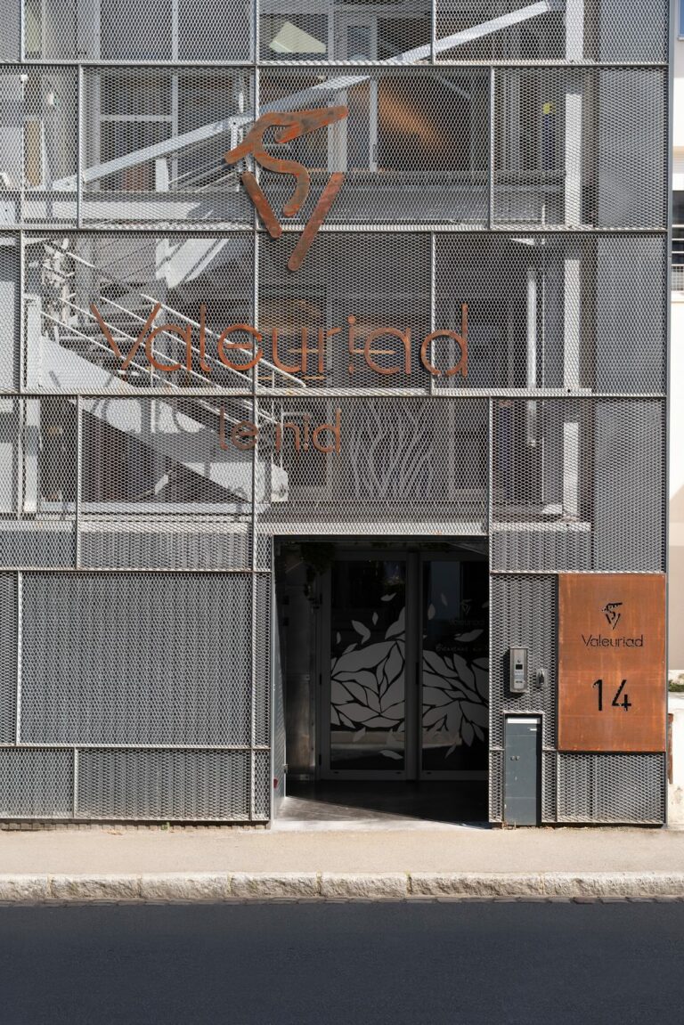 Enseigne en lettres découpées posée à plat sur une façade de bureaux à Nantes, réalisation Ad'Hoc Media